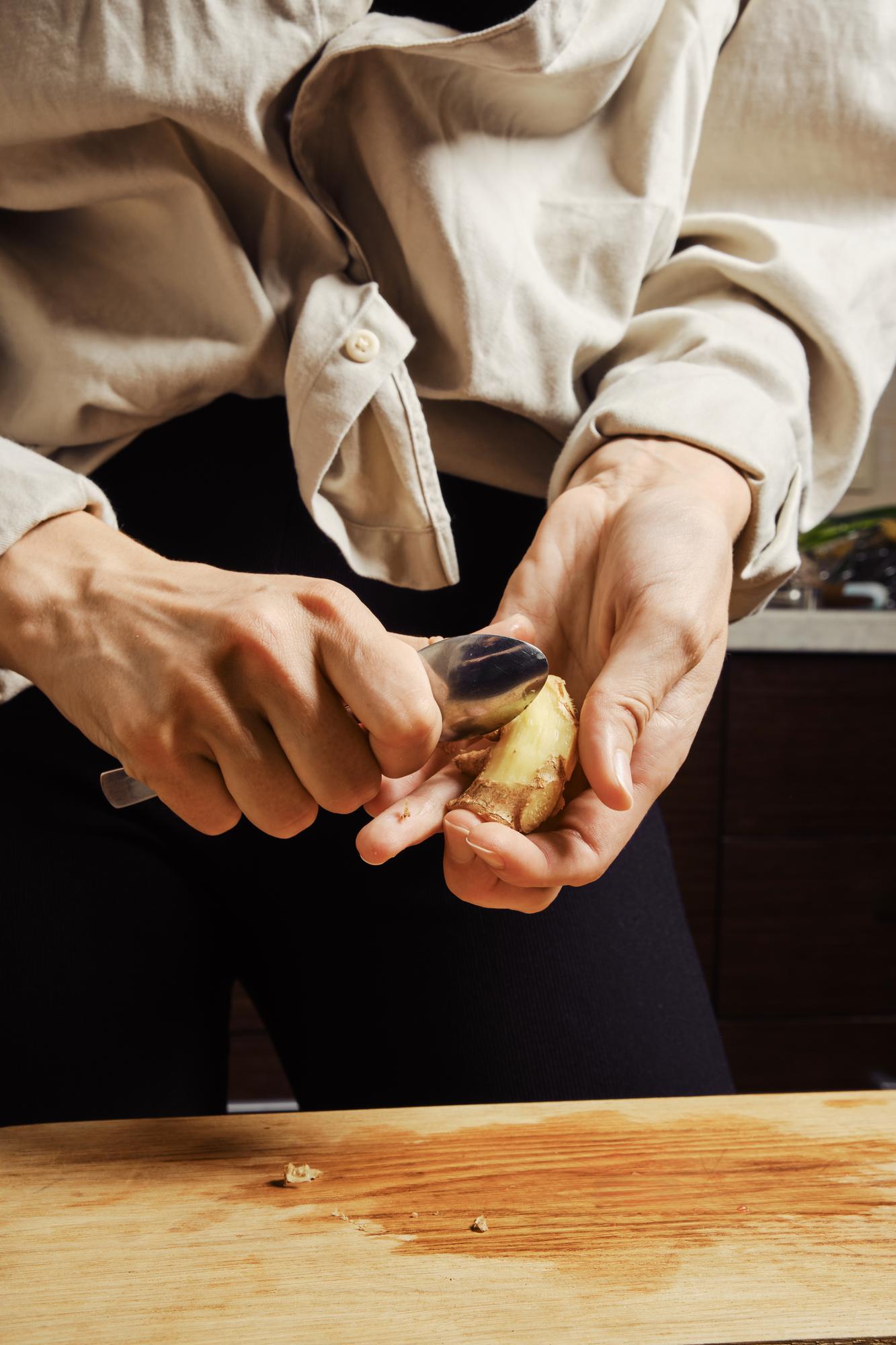 Chef al lavoro con utensili di alta gamma